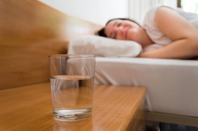 Da li je opasno piti vodu koja je prenoæila u èaši?